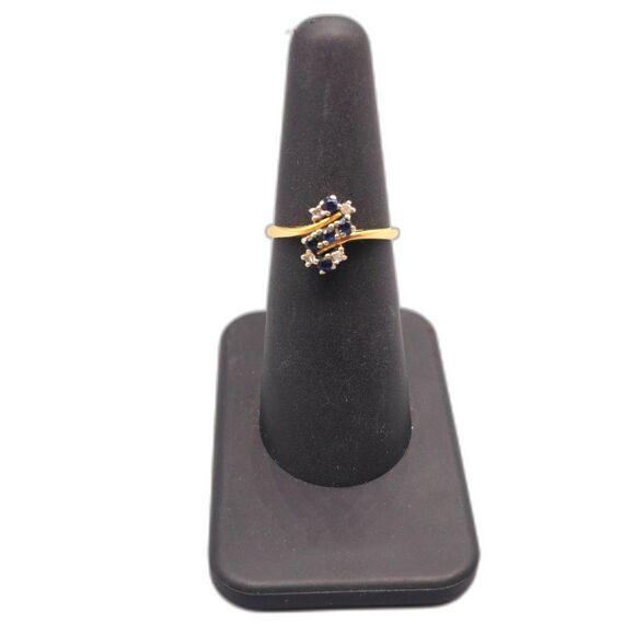 14KT YELLOW GOLD 2.90G DIAMOND & SAPPHIRE RING SIZE 6.25 (GNH013859)